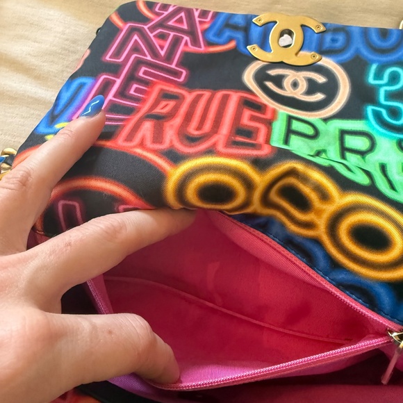 CHANEL 19 MEDIUM GRAFFITI FLAP BAG - Picture 7 of 9